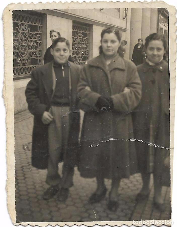 Fotografia antiga: == F733 - FOTOGRAFIA - SE&Ntilde;ORA CON DOS JOVENCITOS