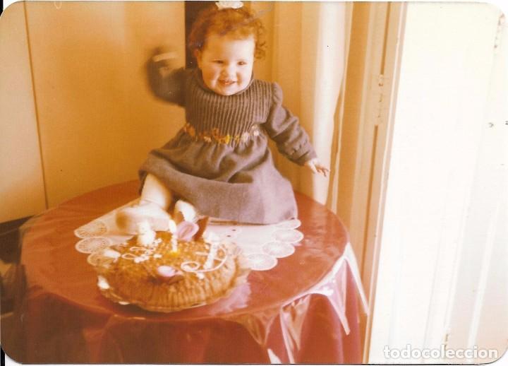 Fotografia antiga: *** QA66 - FOTOGRAFIA - NI&Ntilde;ITA CON SU PASTEL DE CUMPLEA&Ntilde;OS