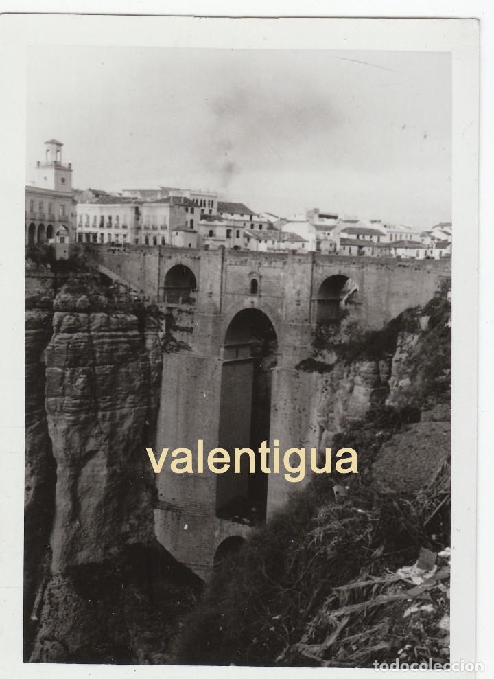 Fotograf&iacute;a antigua: Preciosa fotograf&iacute;a. Impresionante Puente Nuevo de Ronda, M&aacute;laga. A&ntilde;os 60.