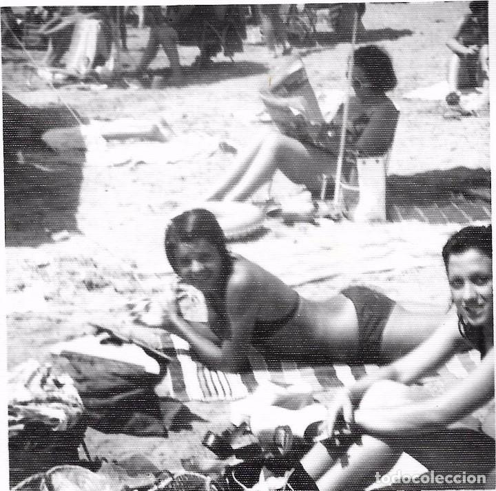 Fotografia antiga: == AF110 - FOTOGRAFIA - JOVENES EN LA PLAYA