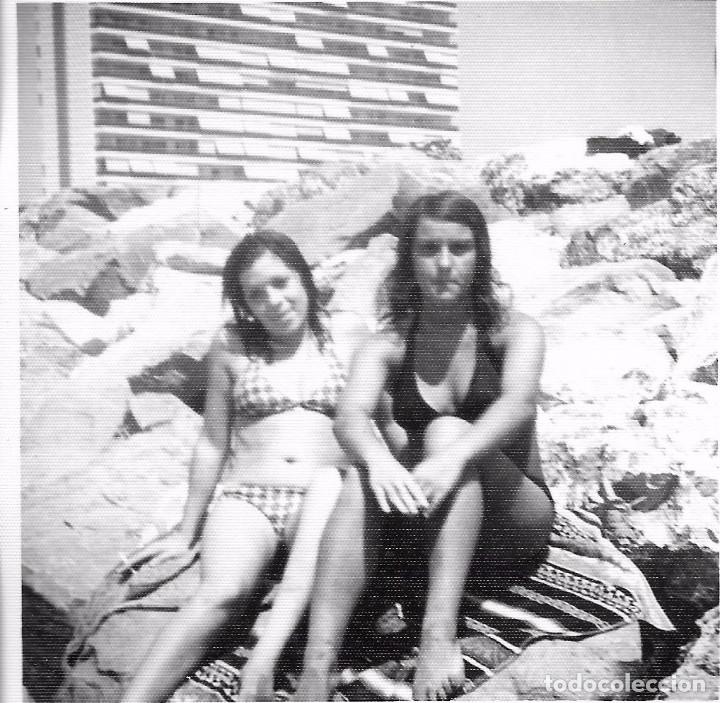 Fotografia antiga: ** AM14 - FOTOGRAFIA - DOS MUCHACHAS TOMANDO EL SOL SENTADAS EN UNAS ROCAS