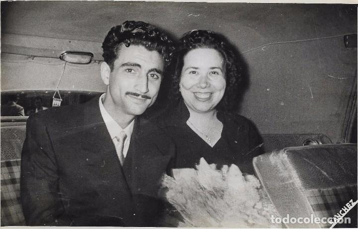 Fotografia antiga: *** FF166 - FOTOGRAFIA - PAREJA DE NOVIOS DENTRO DE UN COCHE - 17,5 X 11,5 CM.