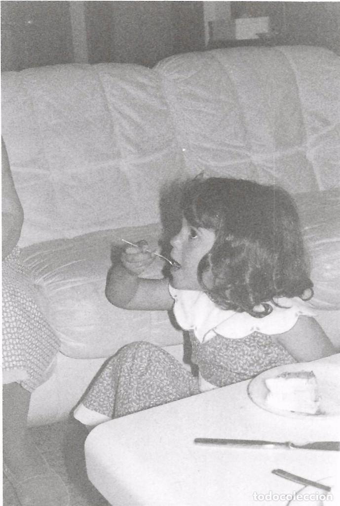 Fotografia antiga: *** QA34 - FOTOGRAFIA - NI&Ntilde;A COMIENDO PASTEL