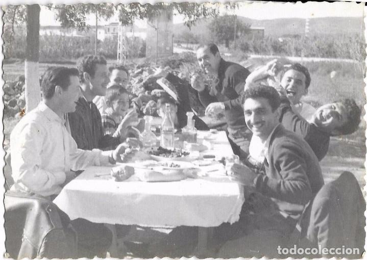 Fotografia antica: ** SS880 - FOTOGRAFIA - GRUPO DE AMIGOS COMIENDO