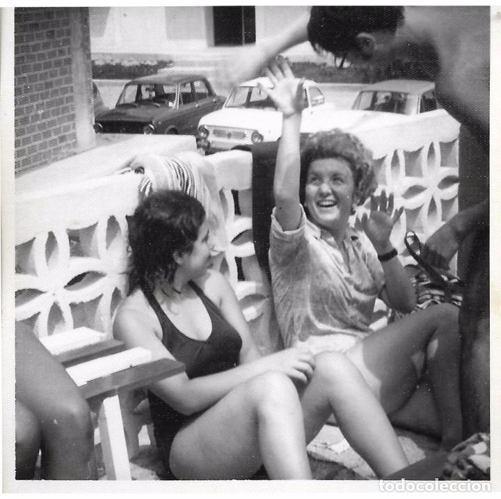 Fotografia antica: ** AM42 - FOTOGRAFIA - AMIGAS TOMANDO EL SOL EN UNA TERRAZA