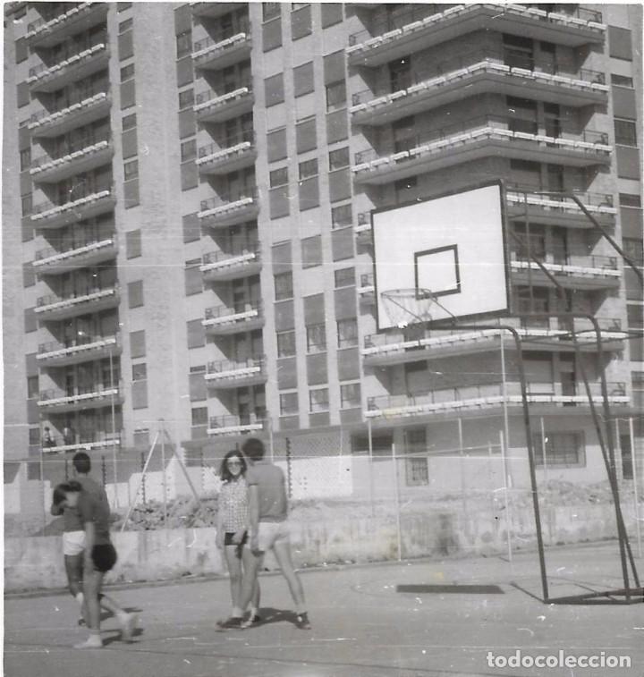Fotografia antica: ** AM62 - FOTOGRAFIA - JOVENES EN UN CAMPO DE BALONCESTO