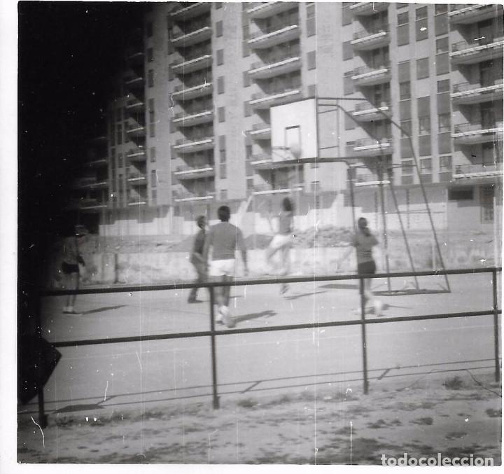 Fotografia antica: ** AM64 - FOTOGRAFIA - JOVENES JUGANDO AL BALONCESTO