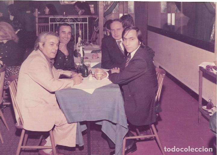 Fotograf&iacute;a antigua: :::: FF172 - FOTOGRAFIA - GRUPO DE AMIGOS EN UN BAR - 17,5 X 12,5 CM.