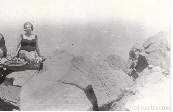 Fotograf&iacute;a antigua: ** SS605 - FOTOGRAFIA - SE&Ntilde;ORA SENTADA EN UNAS ROCAS