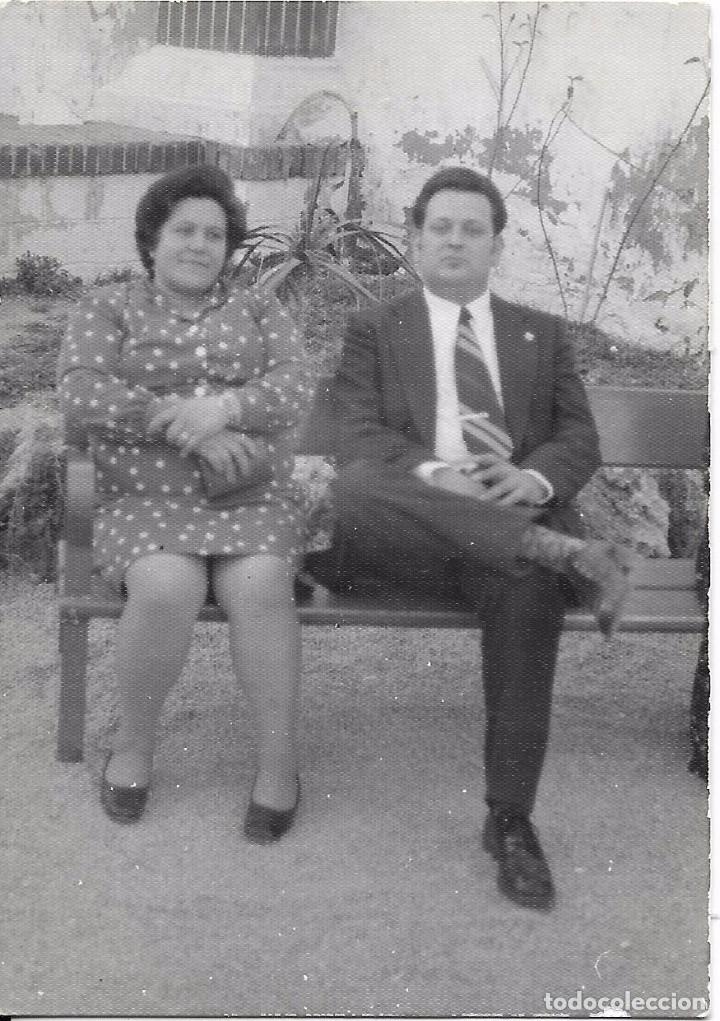 Fotograf&iacute;a antigua: ** SS606 - FOTOGRAFIA - PAREJA SENTADOS EN UN BANCO