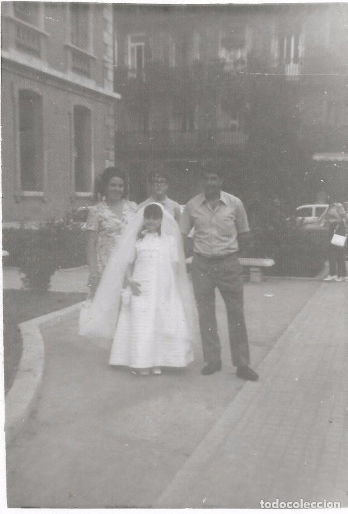 Fotograf&iacute;a antigua: ** SS609 - FOTOGRAFIA - JOVENCITA DE PRIMERA COMUNION CON SU FAMILIA