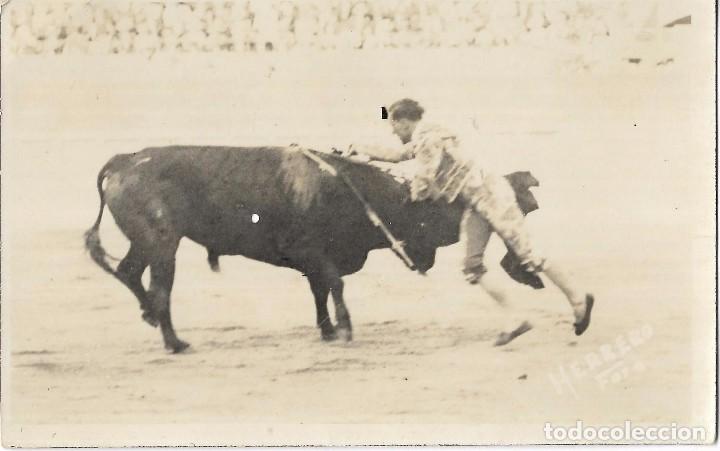 Fotograf&iacute;a antigua: *** D459 - FOTOGRAFIA - TORERO EN PLENA FAENA