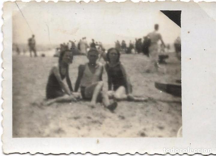 Antique Photography: ** FA539 - FOTOGRAFIA PEQUE&Ntilde;O FORMATO - TRES JOVENES EN LA PLAYA - 7,5 X 5 CM.