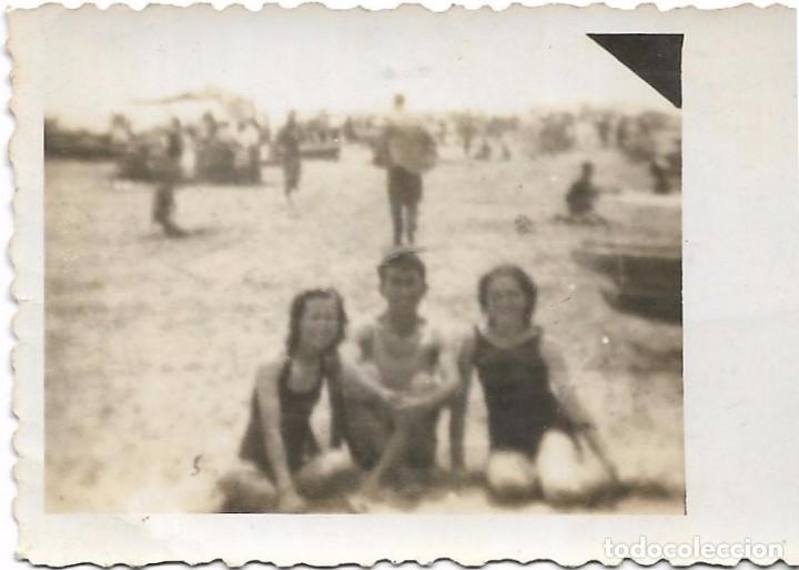 Antique Photography: ** FA546 - FOTOGRAFIA PEQUE&Ntilde;O FORMATO - TRES JOVENES EN LA PLAYA - 7 X 5 CM.