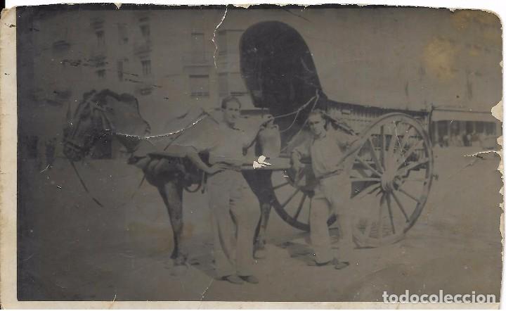 Antique Photography: ** AM108 - FOTOGRAFIA - DOS JOVENES JUNTO A UN CARRO