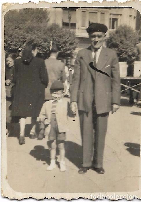 Antique Photography: ** FA559 - FOTOGRAFIA PEQUE&Ntilde;O FORMATO - SE&Ntilde;OR MAYOR CON NI&Ntilde;ITO DE LA MANO - 6 X 4  CM.