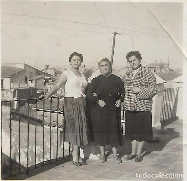 Fotograf&iacute;a antigua: == D858 - FOTOGRAFIA PEQUE&Ntilde;O FORMATO - TRES AMIGAS - 6 X 6 CM.