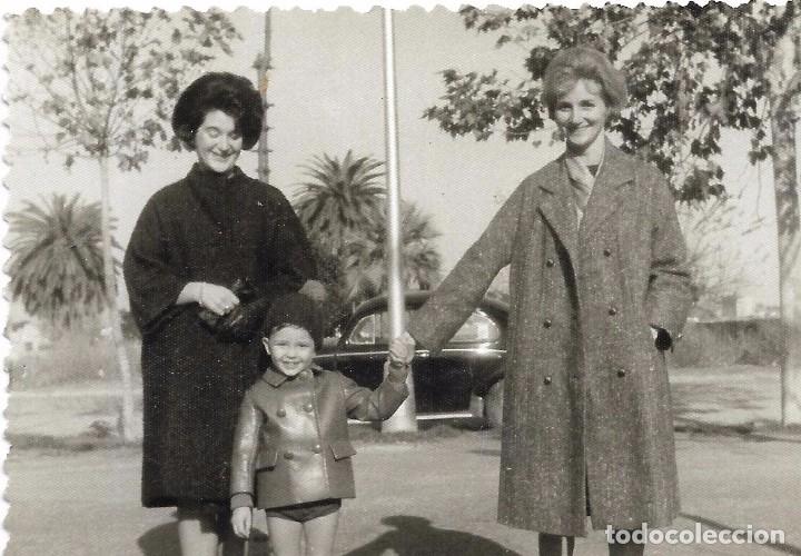 Fotograf&iacute;a antigua: ** SS678 - FOTOGRAFIA - DOS SE&Ntilde;ORAS CON UN NI&Ntilde;ITO