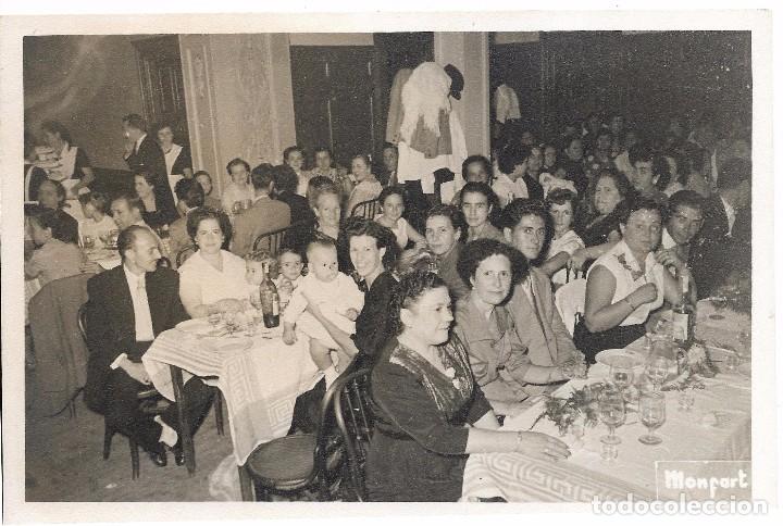 Fotograf&iacute;a antigua: :::: FF192 - FOTOGRAFIA - GRUPO DE GENTE EN UN BANQUETE - 18 X 12 CM.