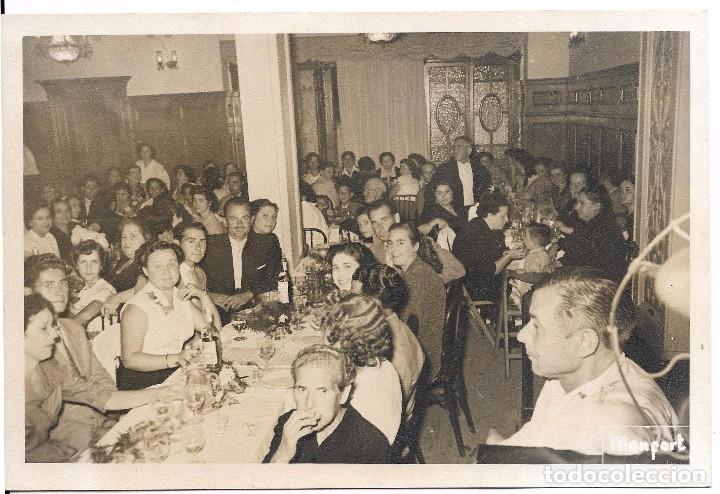 Fotograf&iacute;a antigua: :::: LL388 - FOTOGRAFIA - GRUPO DE GENTE EN UN BANQUETE - 18 X 12 CM.