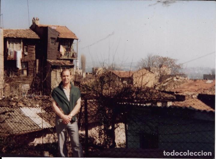 Fotograf&iacute;a antigua: ** AM132 - FOTOGRAFIA - SE&Ntilde;OR JUNTO A UNAS CASAS DE PUEBLO