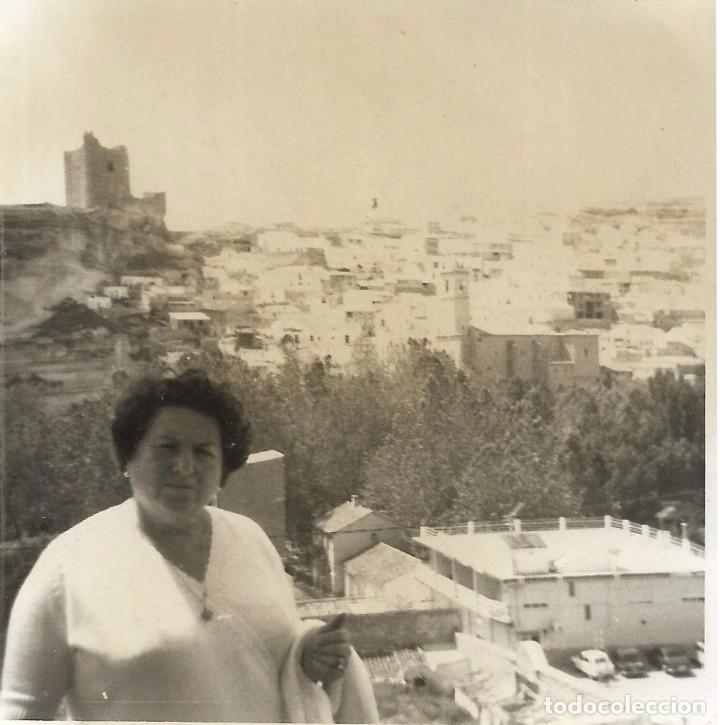 Fotograf&iacute;a antigua: ** AM89 - FOTOGRAFIA - SE&Ntilde;ORA EN UN BONITO PAISAJE