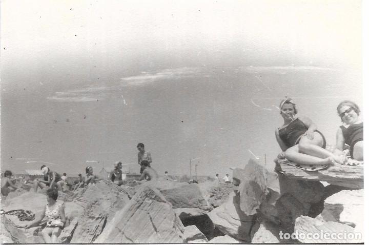 Fotograf&iacute;a antigua: ** SS698 - FOTOGRAFIA - GENTE TOMANDO EL SOL EN LAS ROCAS