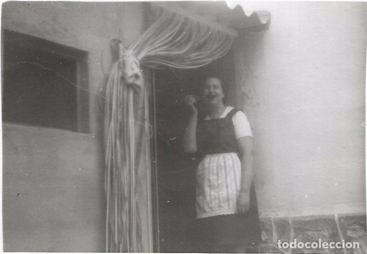 Fotografia antica: ** SS511 - FOTOGRAFIA - SE&Ntilde;ORA EN LA PUERTA DE CASA
