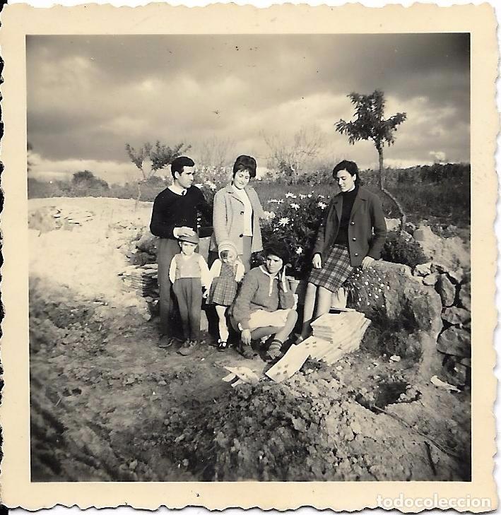 Fotografia antica: == C470 - FOTOGRAFIA - FAMILIA EN EL CAMPO