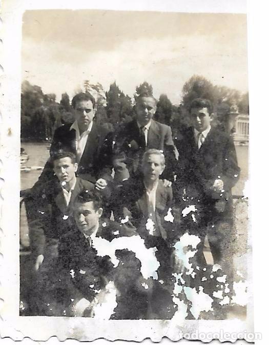Fotografia antica: ** FA583 - FOTOGRAFIA PEQUE&Ntilde;O FORMATO - GRUPO DE AMIGOS - 6 X 4,5 CM.