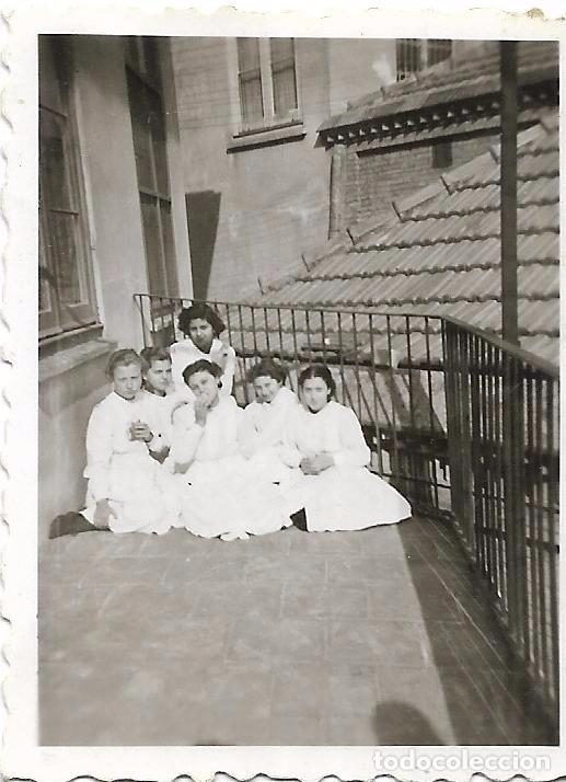Fotografia antica: ** FA584 - FOTOGRAFIA PEQUE&Ntilde;O FORMATO - GRUPO DE AMIGAS - 6 X 4,5 CM.