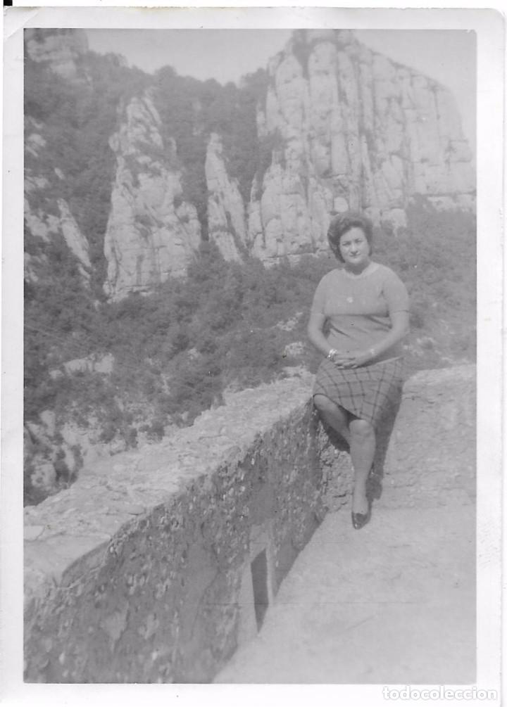 Fotograf&iacute;a antigua: ** SS585 - FOTOGRAFIA - SE&Ntilde;ORA SENTADA EN UN MURO