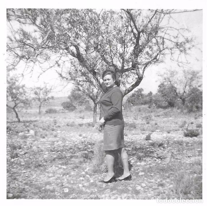 Fotograf&iacute;a antigua: ** AM248 - FOTOGRAFIA - SE&Ntilde;ORA JUNTO A UN ARBOL