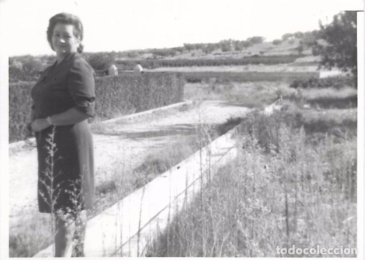 Fotograf&iacute;a antigua: ** AM173 - FOTOGRAFIA - SE&Ntilde;ORA JUNTO A UN CAMINO