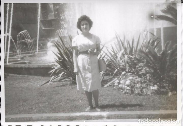 Fotograf&iacute;a antigua: ** SS596 - FOTOGRAFIA - JOVEN JUNTO A UNA FUENTE