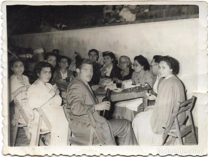 Fotograf&iacute;a antigua: :::: A30 - FOTOGRAFIA - GRUPO DE AMIGOS EN UNA COMIDA