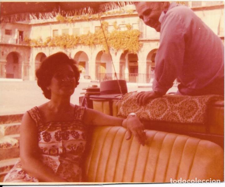 Fotograf&iacute;a antigua: ** AM185 - FOTOGRAFIA - SE&Ntilde;ORA EN UN COCHE DE CABALLOS - CORDOBA 1976