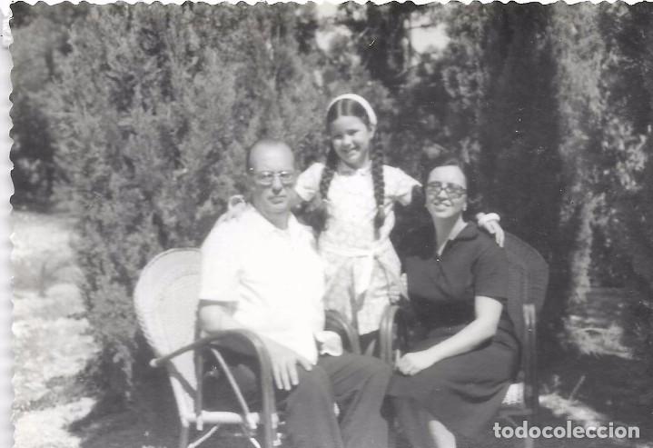 Fotograf&iacute;a antigua: ** SS489 - FOTOGRAFIA - PAREJA CON UNA JOVENCITA - 1970