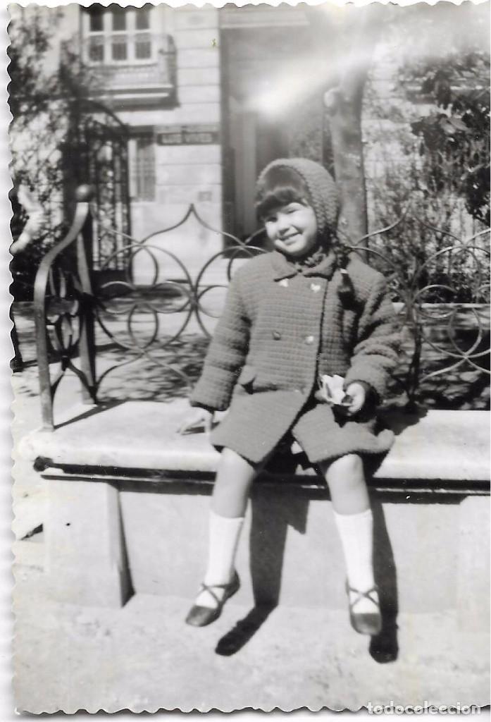 Fotograf&iacute;a antigua: ** SS490 - FOTOGRAFIA - NI&Ntilde;A SENTADA EN UN BANCO