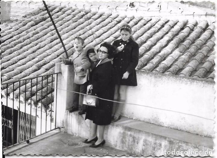 Fotograf&iacute;a antigua: ** SS493 - FOTOGRAFIA - SE&Ntilde;ORA CON TRES JOVENCITOS EN UNA TERRAZA