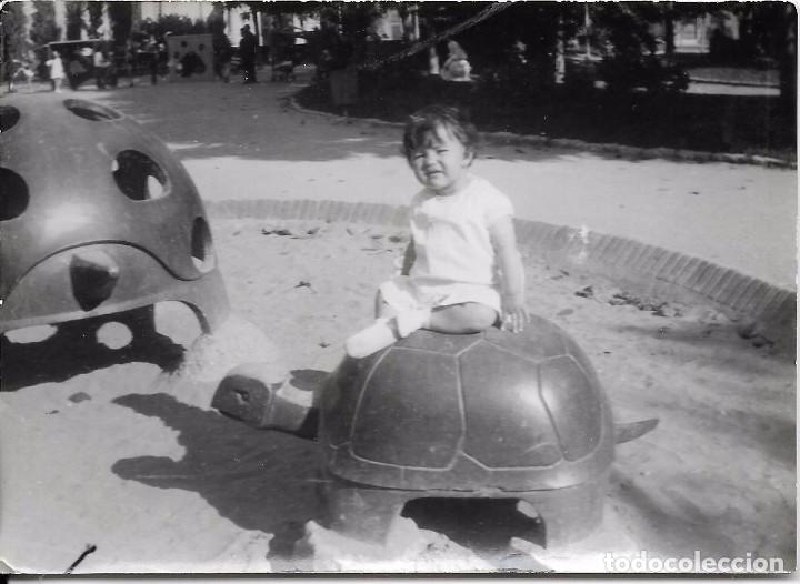 Fotograf&iacute;a antigua: ** SS913 - FOTOGRAFIA - NI&Ntilde;ITA EN UN PARQUE