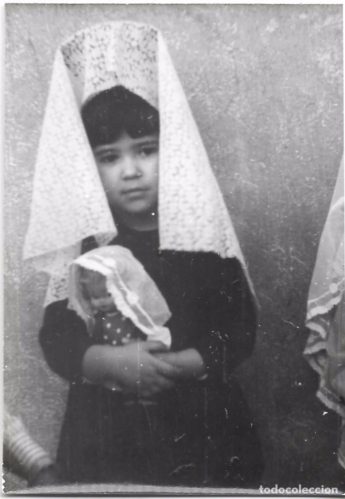 Fotograf&iacute;a antigua: ** SS923 - FOTOGRAFIA - NI&Ntilde;ITA CON PEINETA Y MANTILLA Y CON SU MU&Ntilde;ECA EN BRAZOS
