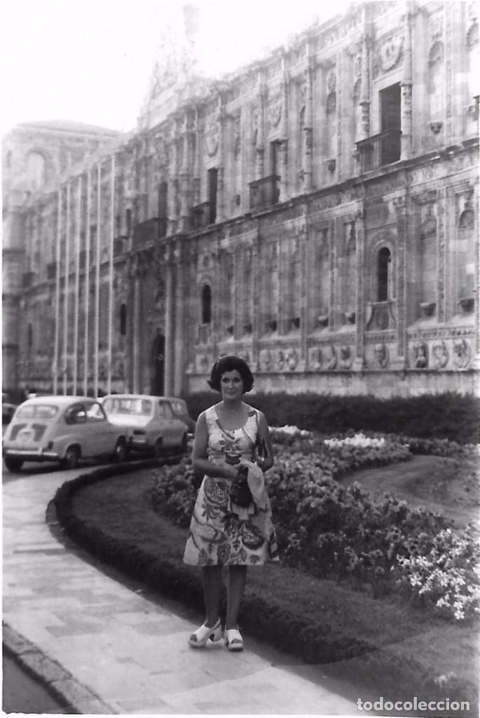 Fotograf&iacute;a antigua: ** SS942 - FOTOGRAFIA - SE&Ntilde;ORA - LEON - PARADOR DE SAN MARCOS - SEAT 600 APARCADO DELANTE