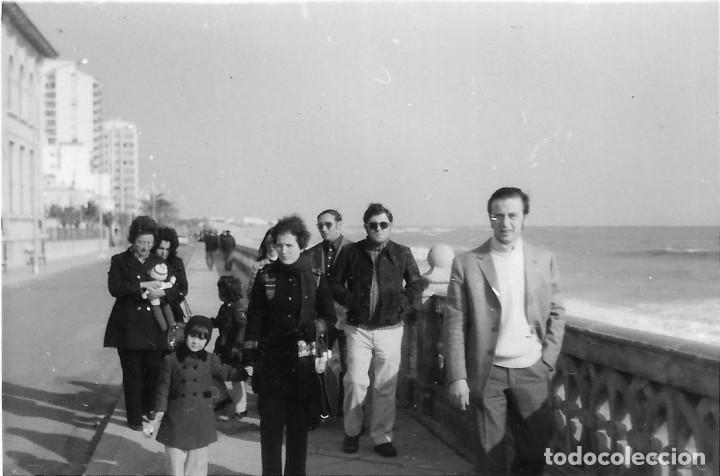 Fotograf&iacute;a antigua: ** SS13 - FOTOGRAFIA - GRUPO DE AMIGOS DE PASEO JUNTO AL MAR