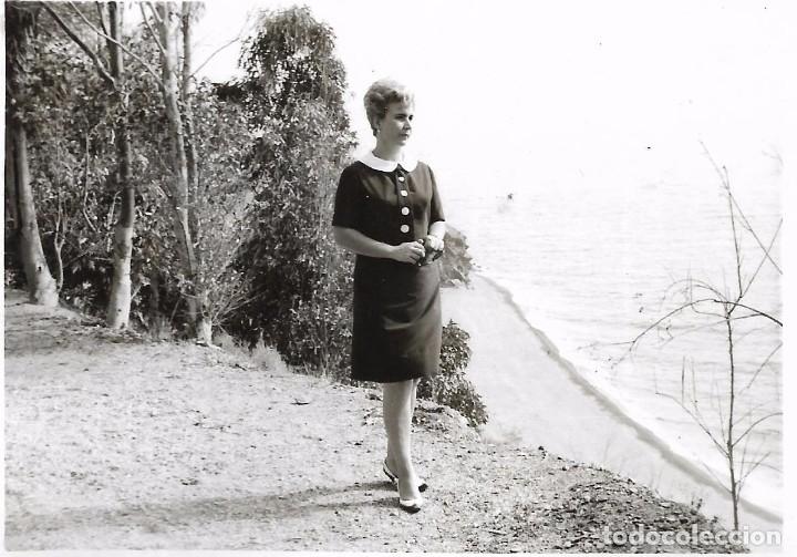 Fotograf&iacute;a antigua: ** SS57 - FOTOGRAFIA - SE&Ntilde;ORA EN UN BONITO PAISAJE