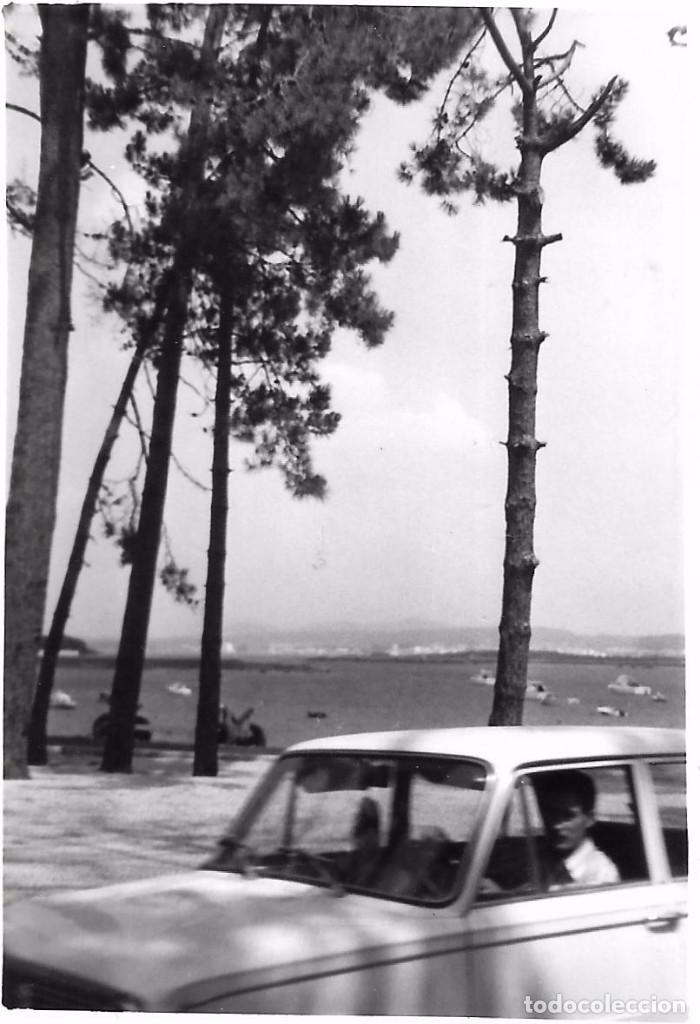 Fotografia antica: ** T244 - FOTOGRAFIA - PAISAJE - SE&Ntilde;OR DENTRO DE UN COCHE - LA TOJA