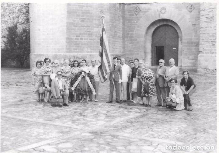 Fotografia antica: ^^^ T152 - FOTOGRAFIA - GRUPO DE AMIGOS CON UNA BANDERA