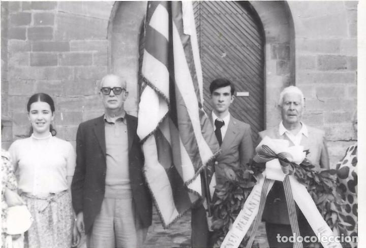 Fotografia antica: ^^^ T153 - FOTOGRAFIA - GRUPO DE AMIGOS CON UNA BANDERA