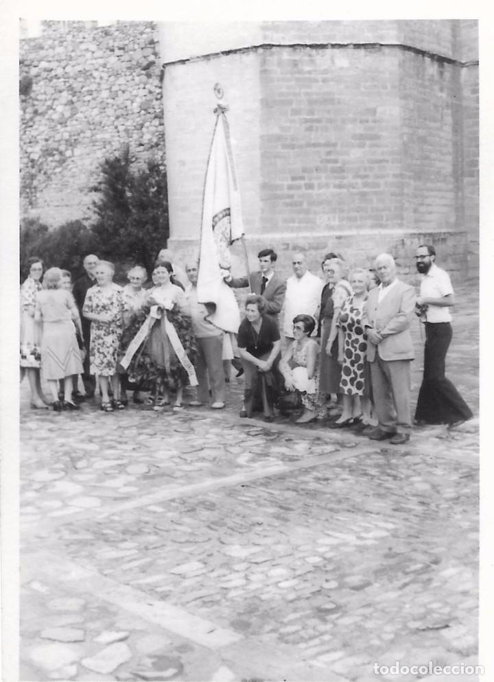 Fotografia antica: ** T154 - FOTOGRAFIA - GRUPO DE AMIGOS CON UNA BANDERA
