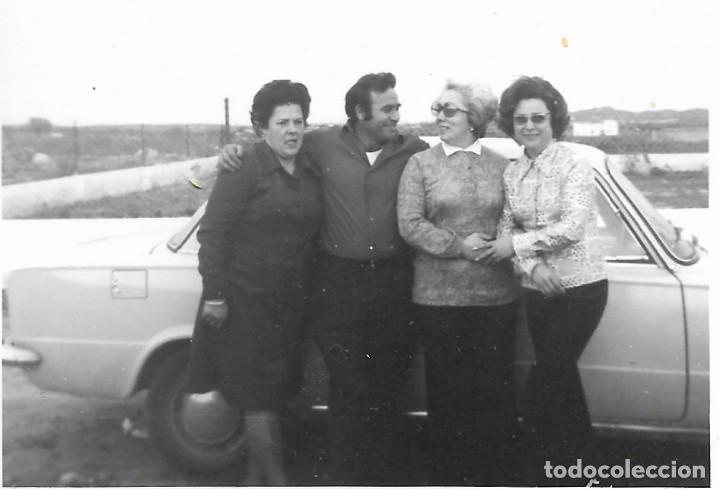 Fotografia antica: ** AM203 - FOTOGRAFIA - CUATRO AMIGOS JUNTO A UN COCHE